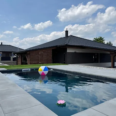 Feriehus By The Pool & Garden Mukarschow