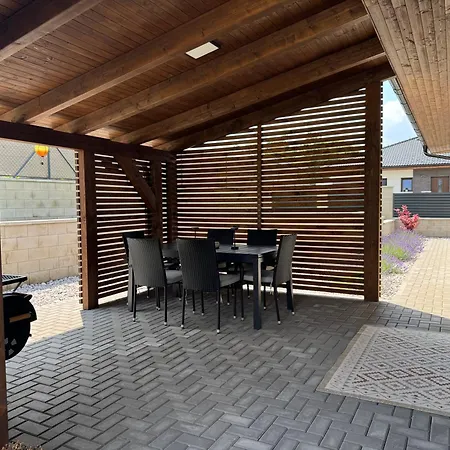 Feriehus By The Pool & Garden