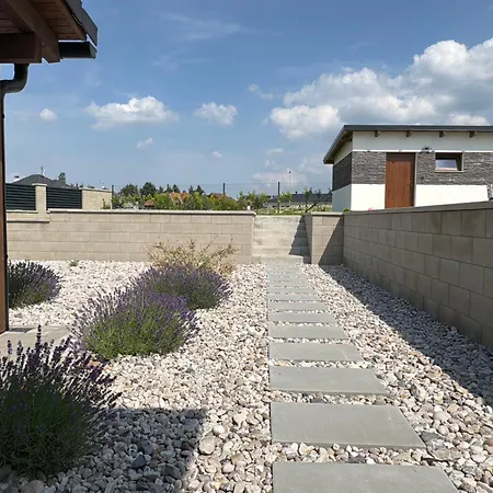 Ferienhaus By The Pool & Garden Mukarschow