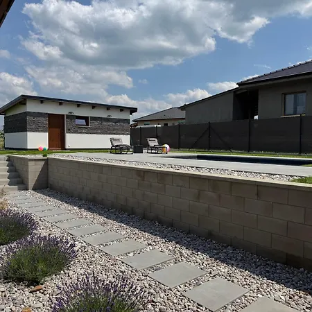 Ferienhaus By The Pool & Garden Mukarschow