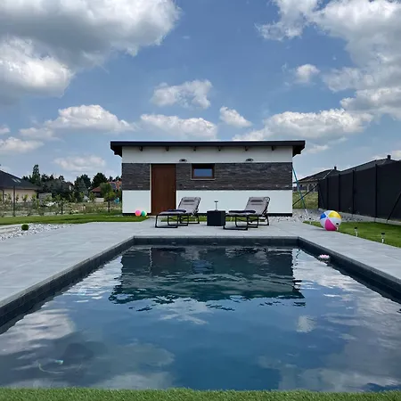 By The Pool & Garden Ferienhaus Mukarschow
