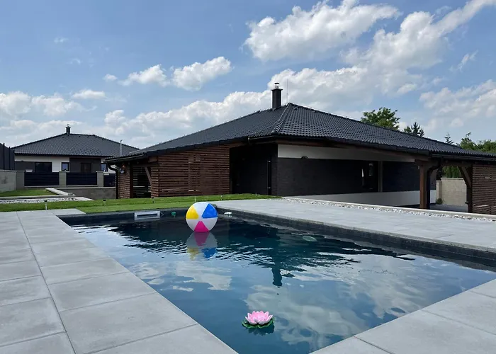 Ferienhaus By The Pool & Garden Mukarschow